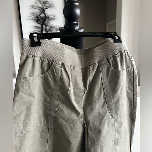 Chico’s Army Green Pull On Utility Pant - NWOT - Chico’s size 1 / Medium - Picture 3 of 6